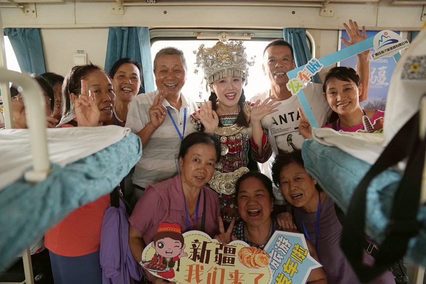 旅客在車內合影。蘭軻艨攝
