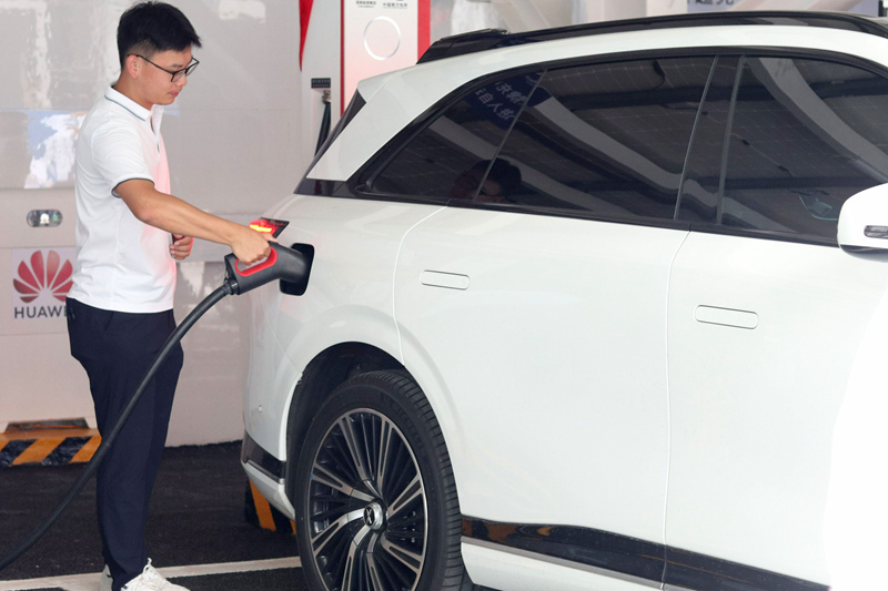 充電演示。梁瓊之?dāng)z