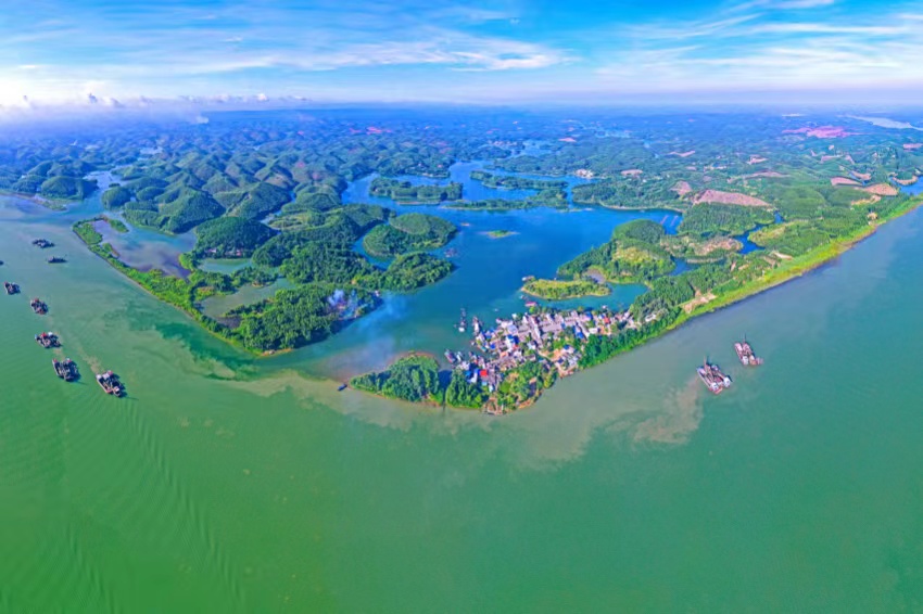 平陸運(yùn)河項(xiàng)目起點(diǎn)橫州市西津庫(kù)區(qū)平塘江口全景。平陸運(yùn)河集團(tuán)供圖