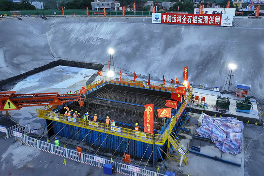 平陸運(yùn)河企石樞紐泄水閘首倉(cāng)混凝土澆筑現(xiàn)場(chǎng)。平陸運(yùn)河集團(tuán)供圖
