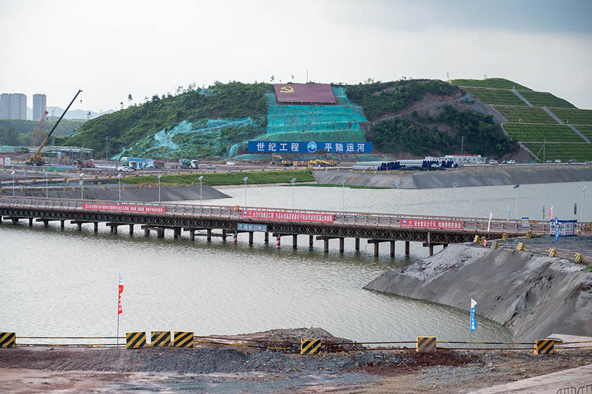 平陸運(yùn)河青年樞紐建設(shè)現(xiàn)場(chǎng)。人民網(wǎng)記者 嚴(yán)立政攝