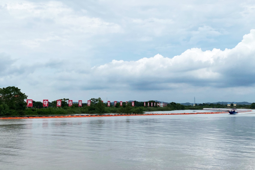 在平陸運(yùn)河航道15標(biāo)段，防污屏將左側(cè)一片紅樹(shù)林圍護(hù)起來(lái)。人民網(wǎng) 馮肖慧攝