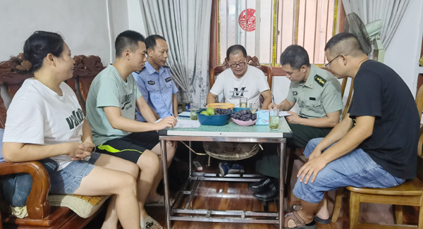 全州鎮(zhèn)政治考核工作組到應(yīng)征青年家中開展家訪。