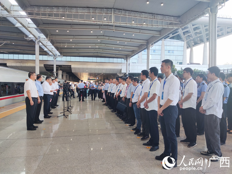 G4308次列車駛出南寧東站。人民網(wǎng)記者 王勇攝