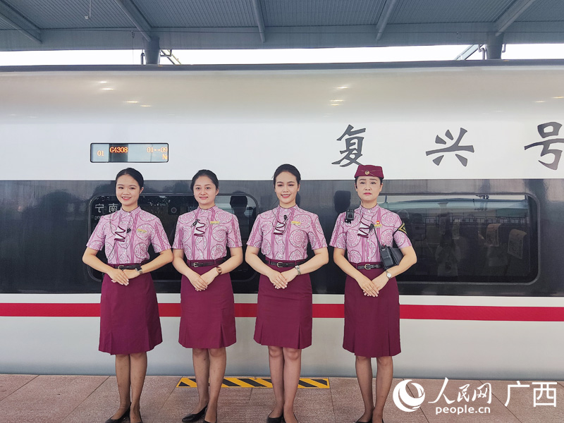 乘務(wù)人員就位。人民網(wǎng)記者 王勇攝