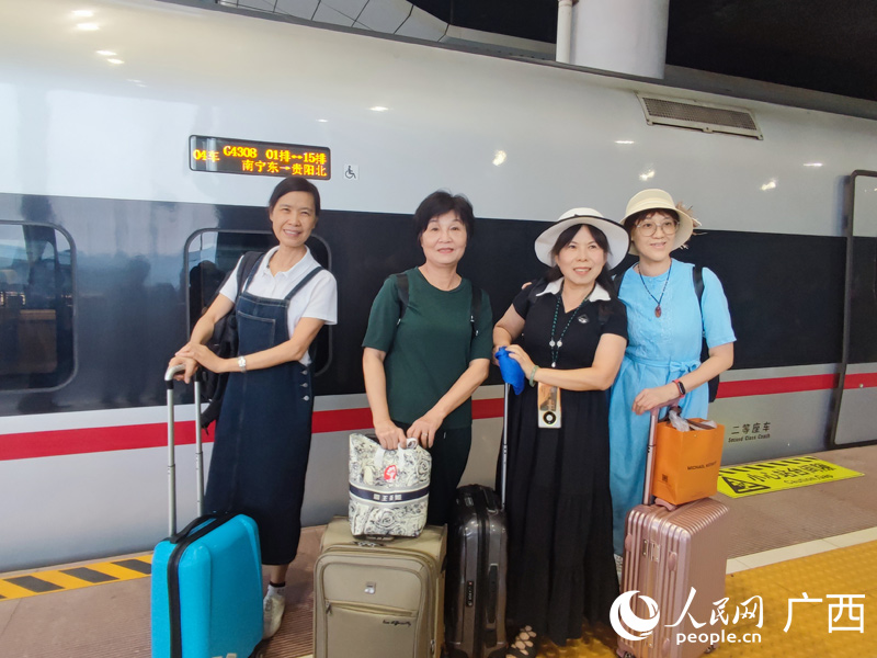 旅客出發(fā)前合影。人民網(wǎng)記者 王勇攝