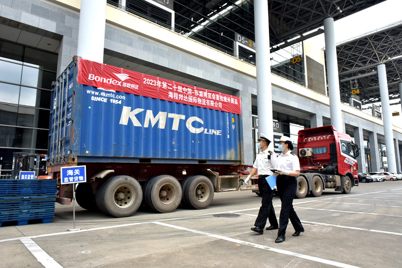 首批入境展品運(yùn)抵南寧。黃神蕾攝