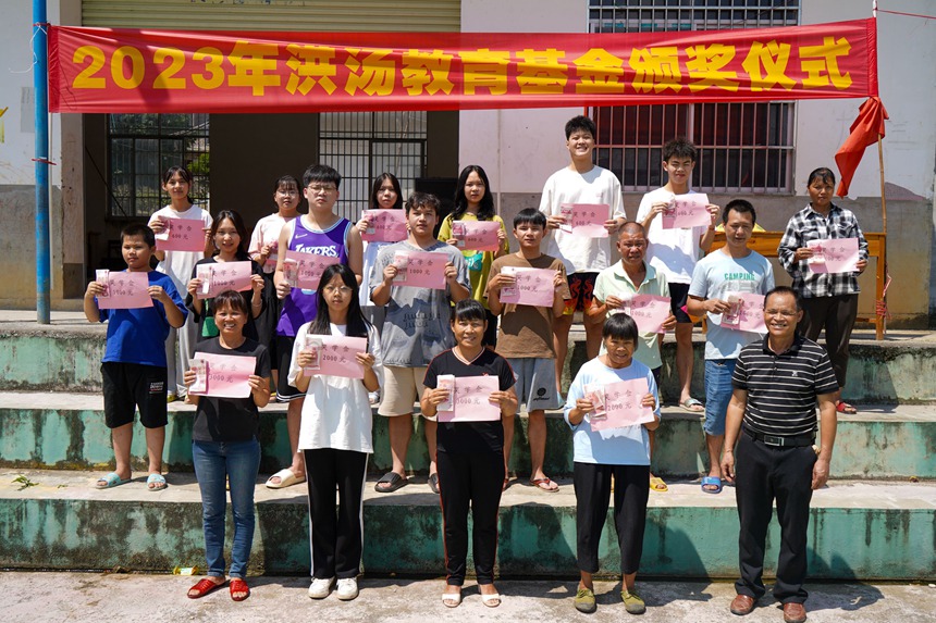 那印村洪湯屯“鄉(xiāng)親獎(jiǎng)學(xué)金”發(fā)放儀式現(xiàn)場(chǎng)。何穎攝