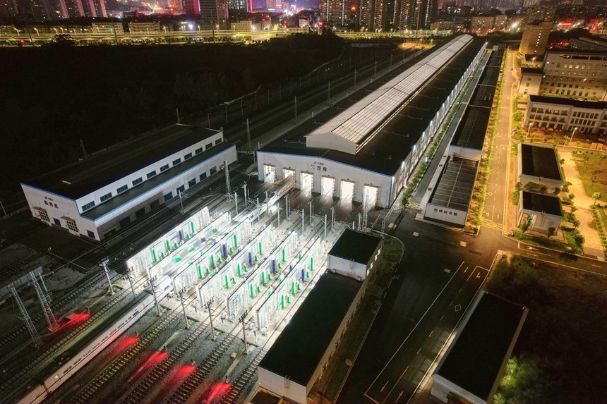 圖為待檢修列車(chē)駛進(jìn)南寧第二動(dòng)車(chē)所檢查庫(kù)。趙詩(shī)霖?cái)z