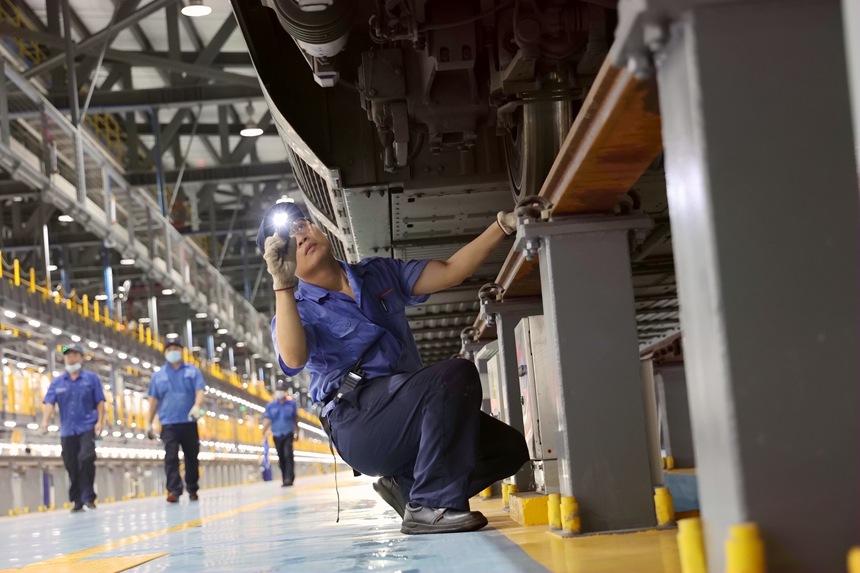 圖為地勤機(jī)械師在檢查車側(cè)設(shè)備。 廖炳達(dá)攝