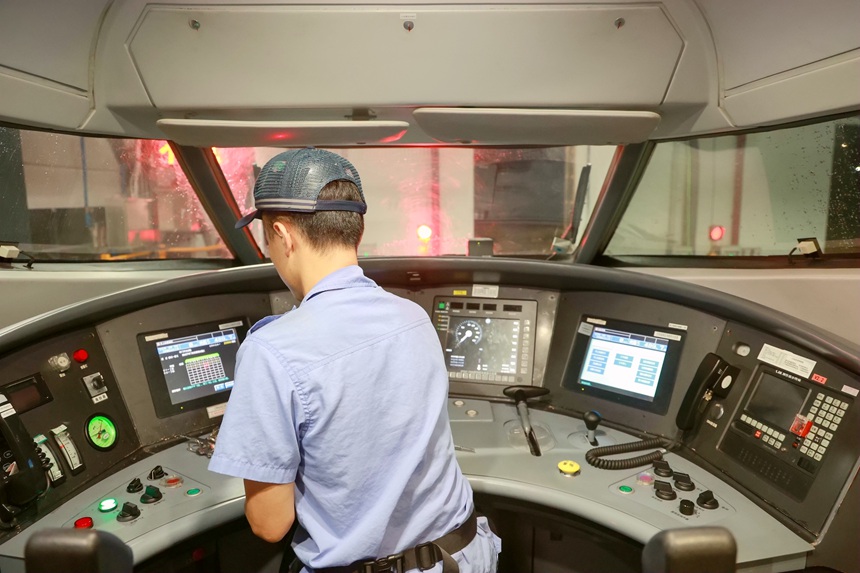 圖為動(dòng)車組地勤機(jī)械師在司機(jī)室檢查。趙詩(shī)霖?cái)z