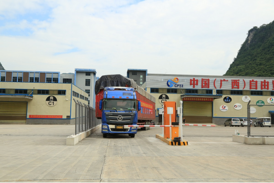 圖為貨車清關(guān)后放行離場