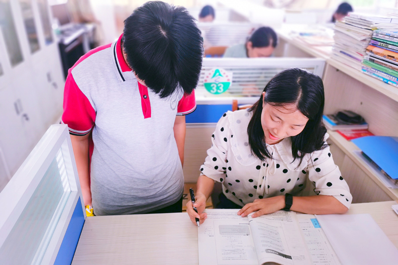 甘小園老師課后輔導(dǎo)學(xué)生。甘鵬攝