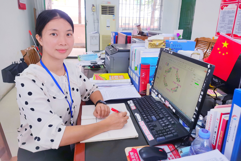 甘小園老師正在備課。甘鵬攝