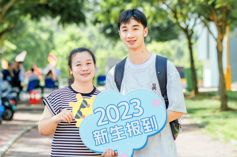 新生與家長合照。學(xué)校供圖