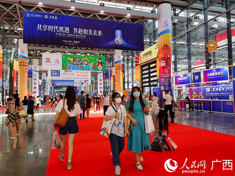 第19屆東博會(huì)期間市民在東盟國家展區(qū)觀展。人民網(wǎng) 付華周攝