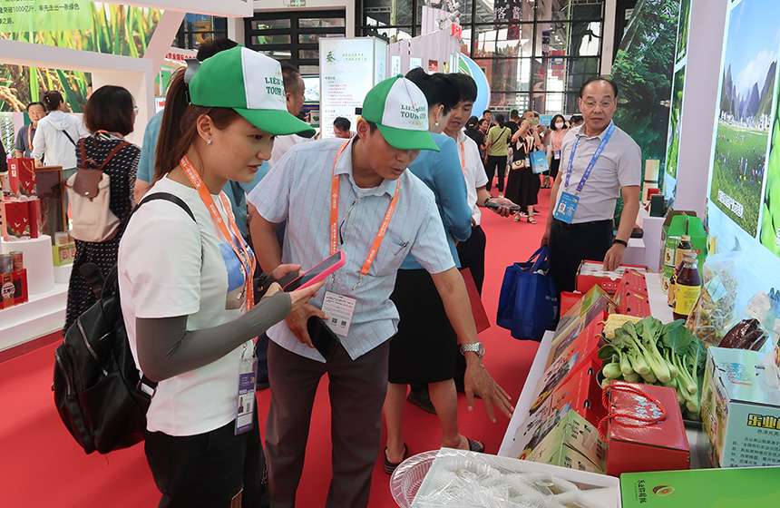 觀眾了解樂業(yè)特色品牌。黃紫玥攝