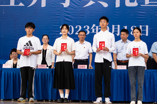 百色學院校領導向新生贈送?；? 黃亞熙 攝