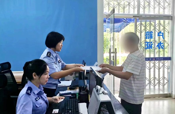 群眾接過(guò)民警遞上的照片后連連道謝