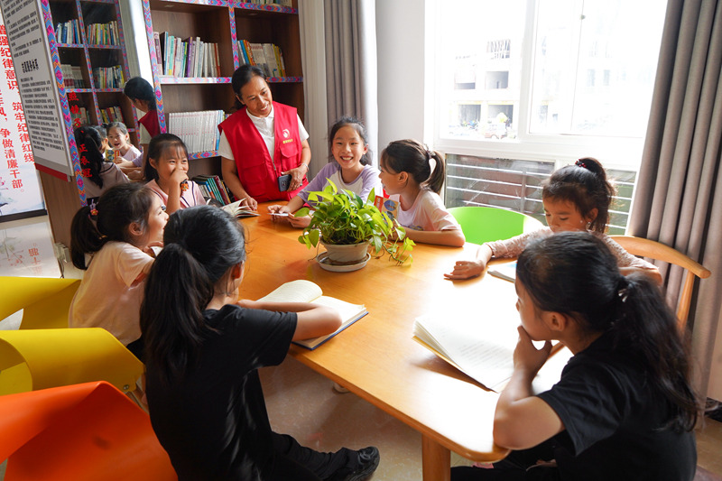 德?？h德福社區(qū)網(wǎng)格員帶領(lǐng)小朋友開展讀書活動。莫超驛攝