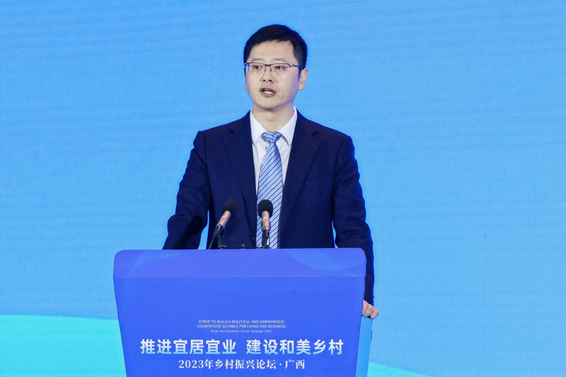 廣西商務(wù)廳黨組成員、副廳長劉祥現(xiàn)場作廣西農(nóng)產(chǎn)品電商發(fā)展報告。主辦方供圖