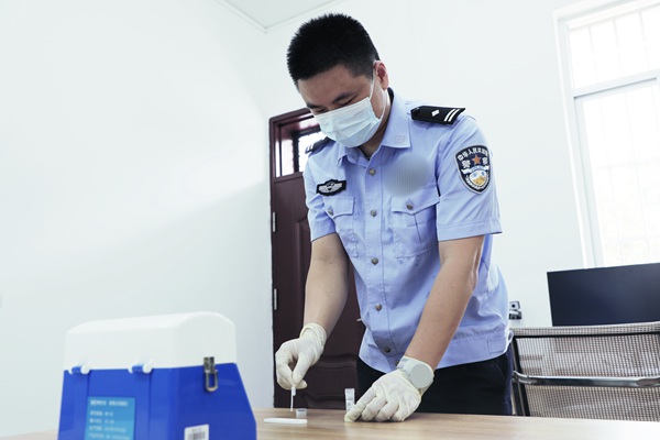 黃國森在搜集犯罪線索