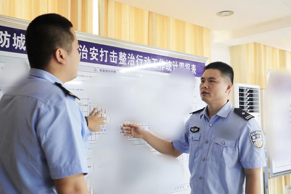 黃國森與同事分析研判案件