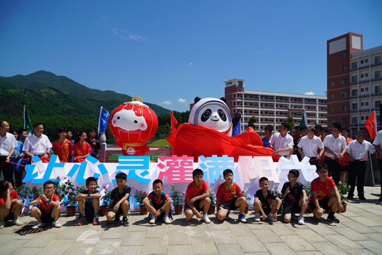 “冰墩墩”“雪容融”落地灌陽-見證中國·東盟桂林灌陽戶外冰雪旅游訓(xùn)練基地項目啟動。灌陽縣委宣傳部供圖