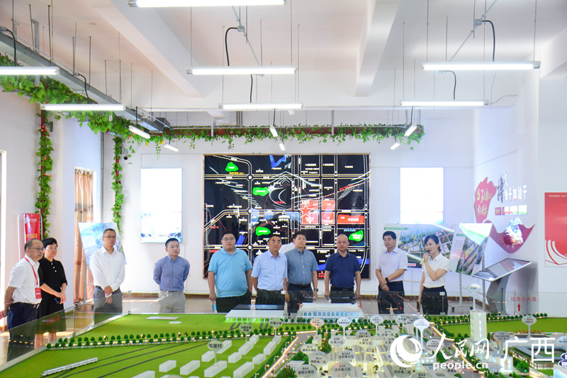 調(diào)研組來到南寧農(nóng)產(chǎn)品交易中心，聽取沙盤講解。人民網(wǎng) 王功孝攝