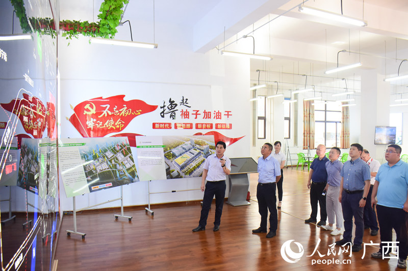 調(diào)研組來到南寧農(nóng)產(chǎn)品交易中心，觀看展示資料。人民網(wǎng) 王功孝攝