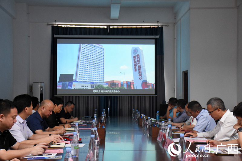 觀看宣傳片。人民網(wǎng) 王功孝攝