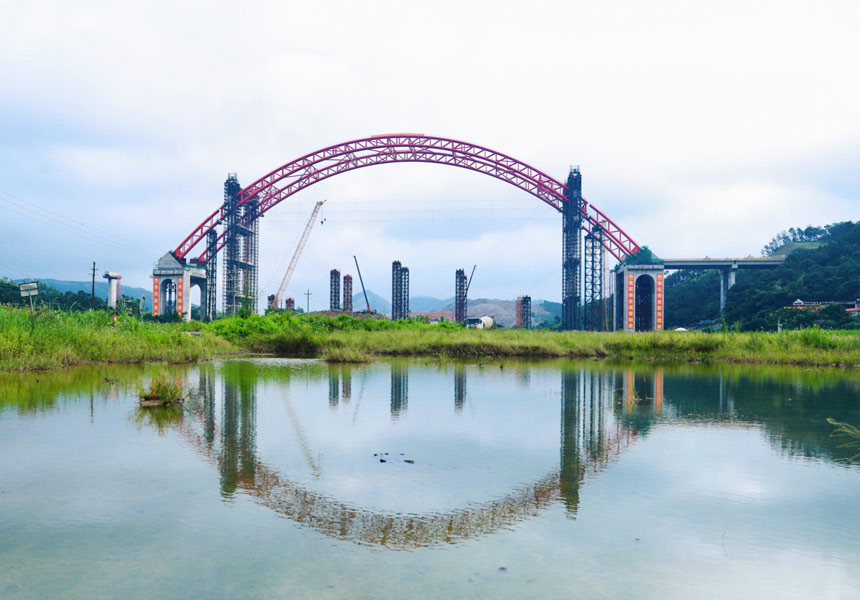 特大橋提升到位。梁尚勇攝