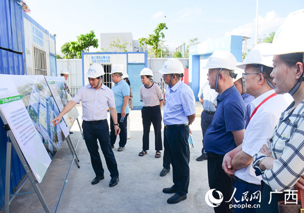 “2023年鄉(xiāng)村振興論壇·廣西”活動(dòng)國家物流樞紐建設(shè)運(yùn)營現(xiàn)場(chǎng)會(huì)在南寧舉行9月20日下午，“2023年鄉(xiāng)村振興論壇·廣西”活動(dòng)國家物流樞紐建設(shè)運(yùn)營交流現(xiàn)場(chǎng)會(huì)在南寧舉行，相關(guān)行業(yè)專家、政企代表來到南寧農(nóng)產(chǎn)品交易中心開展走訪調(diào)研并進(jìn)行現(xiàn)場(chǎng)交流。當(dāng)天，調(diào)研組來到南寧農(nóng)產(chǎn)品交易中心，在聽取沙盤講解、觀看相關(guān)展示資料后，便實(shí)地參觀交易中心各組成板塊及二期在建項(xiàng)目。