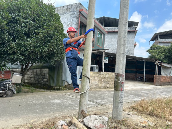 貝向宇在裝機(jī)間隙進(jìn)行巡線整治，管轄區(qū)域客戶滿意度達(dá)100%。廣西聯(lián)通供圖