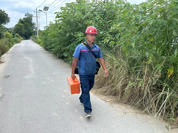 廣西聯(lián)通智家工程師貝向宇穿梭在鄉(xiāng)鎮(zhèn)中，為用戶提供高品質(zhì)的上網(wǎng)體驗。-廣西聯(lián)通供圖