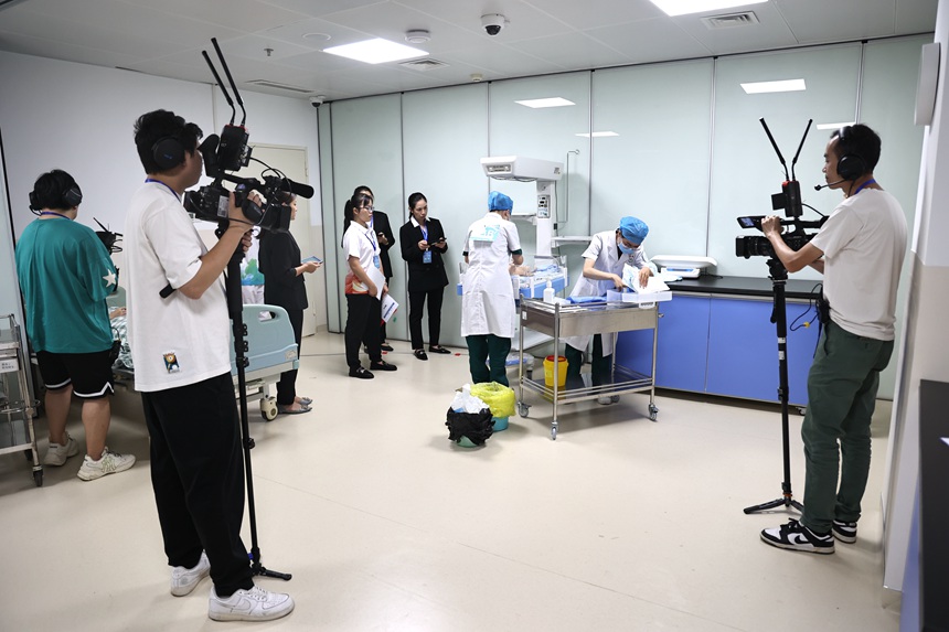 參賽選手正在進(jìn)行兒科臨床技能操作。右江民族醫(yī)學(xué)院供圖