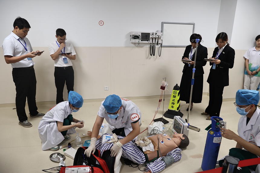 參賽選手正在進(jìn)行外科臨床技能操作。右江民族醫(yī)學(xué)院供圖