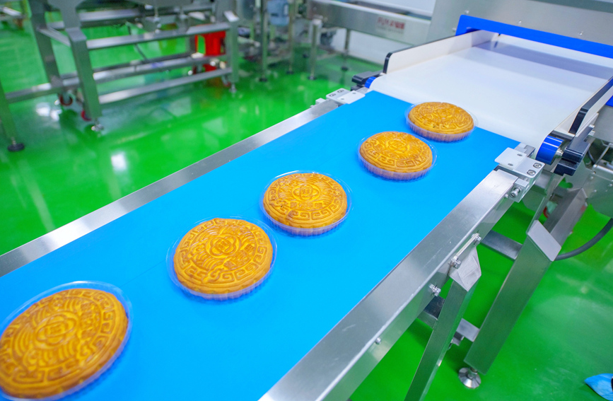 月餅成型。徐紹榮攝