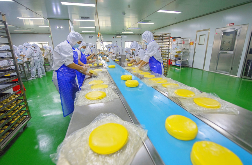 工作人員正在生產(chǎn)線上生產(chǎn)月餅。徐紹榮攝