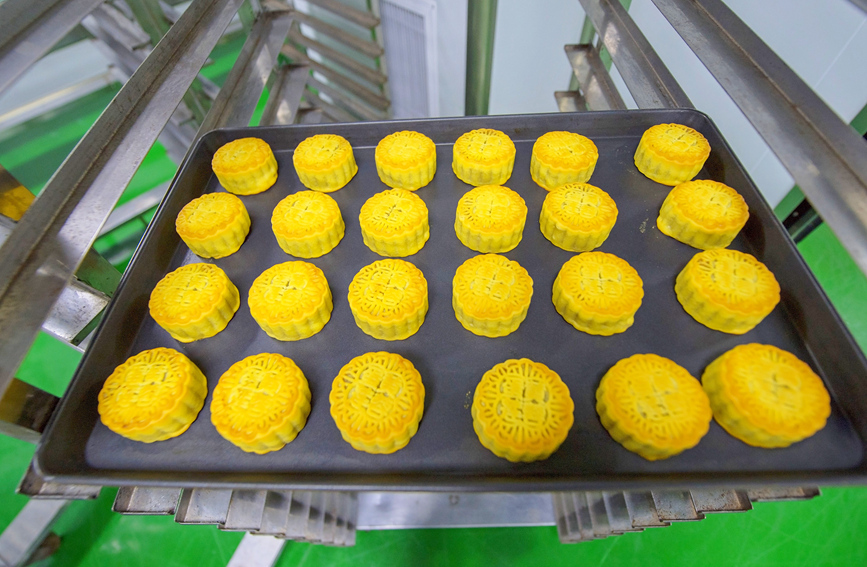 月餅成型。徐紹榮攝