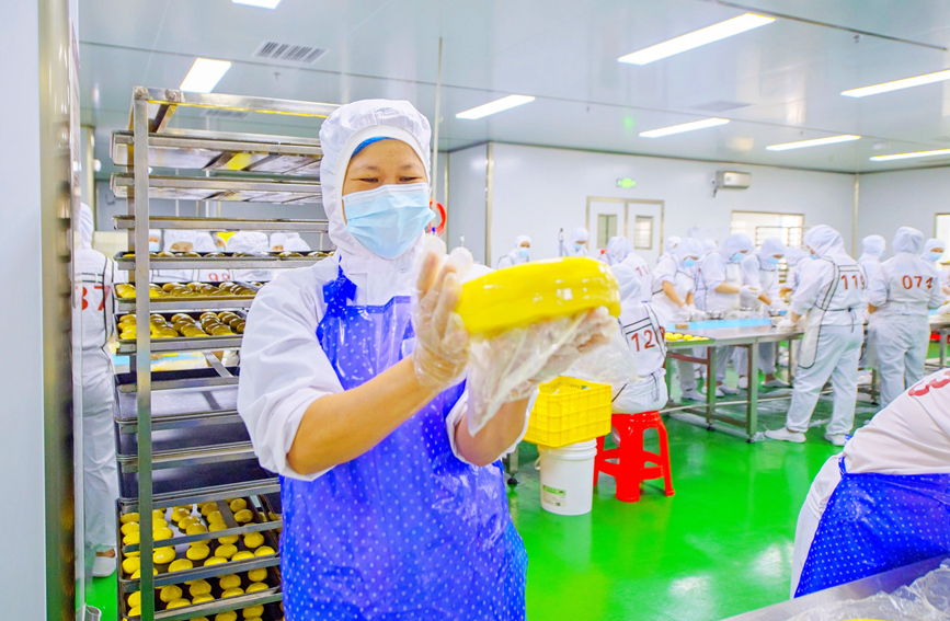 工作人員正在生產(chǎn)線上生產(chǎn)月餅。徐紹榮攝