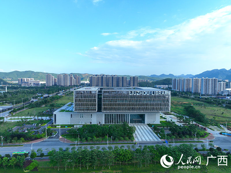 柳州市精心打造的“城市書(shū)匣”。人民網(wǎng) 付華周攝