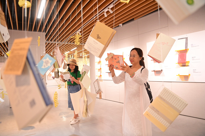 市民在圖書(shū)館閱讀。黃蕊攝