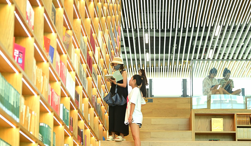 市民在柳州圖書(shū)館柳東館閱讀。黃蕊攝