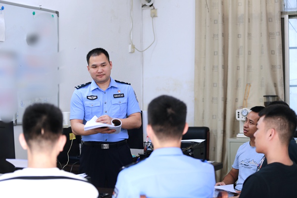 黃正霖與同事分析電詐案件情況