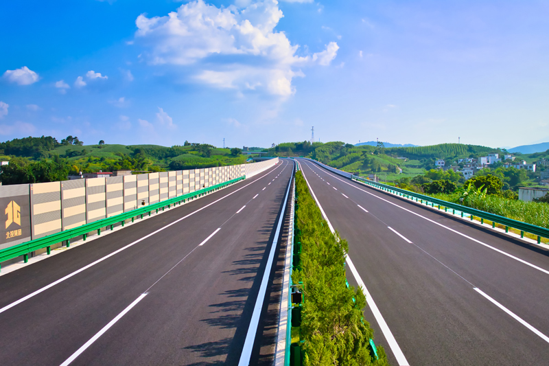 路面標(biāo)線、波形護(hù)欄線性順直。廣西新發(fā)展交通集團(tuán)供圖