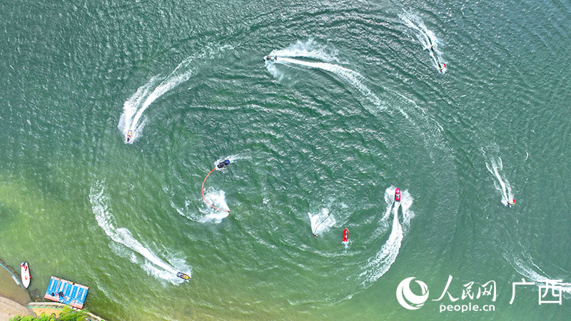 開幕式水上表演。人民網(wǎng) 付華周攝