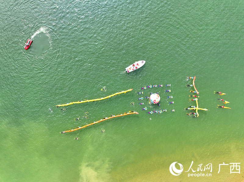 水上活動(dòng)。人民網(wǎng) 付華周攝