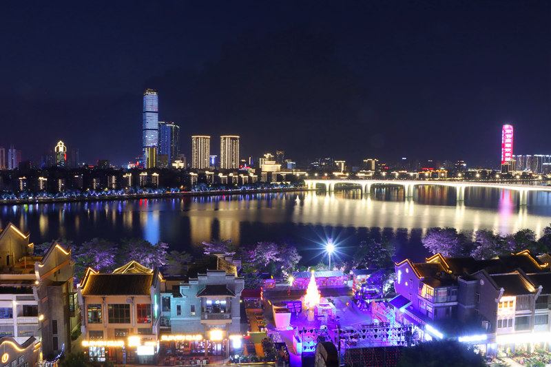 在龍城閣頂樓拍攝的柳州夜景。陳粵攝