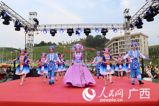 開(kāi)學(xué)典禮文藝表演。人民網(wǎng) 付華周攝